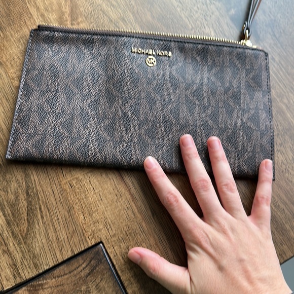 Michael Kors Wristlet, brand new never used - Picture 4 of 5